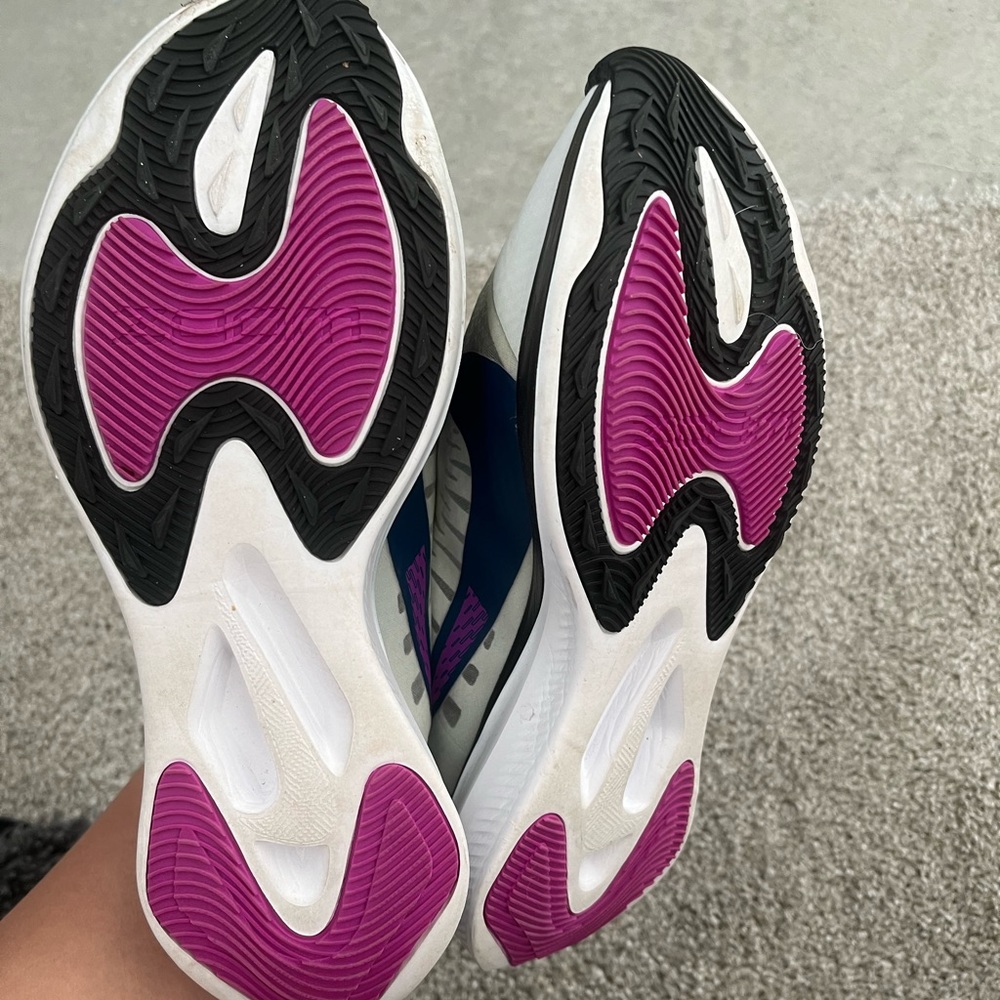 Nikes - Picture 4 of 4